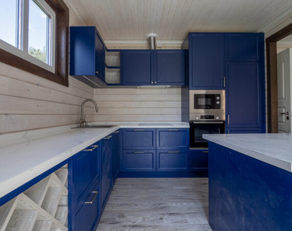 Синяя кухня в неоклассическом стиле с островом