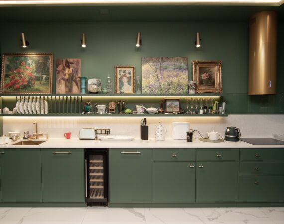 Стильная кухня темно-зеленого цвета